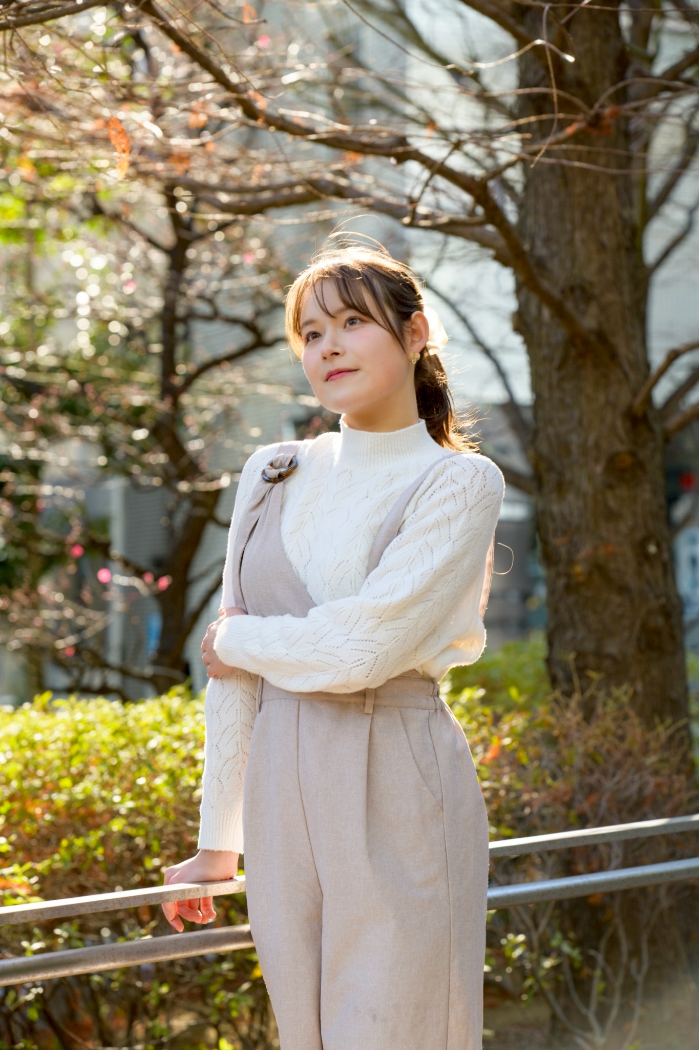 【セット】ニット(白)&サロペット(ベージュ)