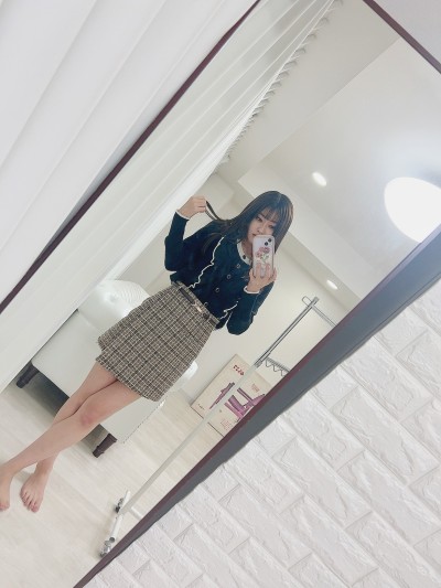 黒ニットとチェクタイトスカート