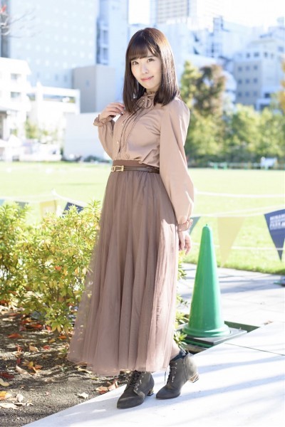 ラテ色ブラウス×ブラウン色ロングチュールスカート