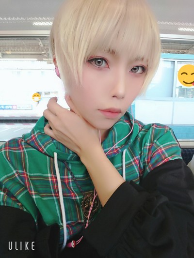 ボーイッシュな緑と黒のロング丈シャツ