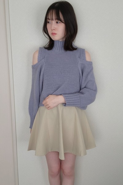 ブルーニット×ホワイトミニスカート