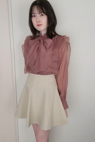 ピンクシアーブラウス×ホワイトミニスカート
