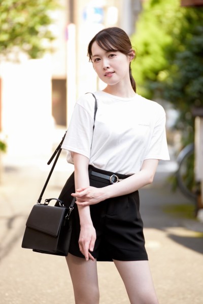 白Tシャツ×ブラックショートパンツ