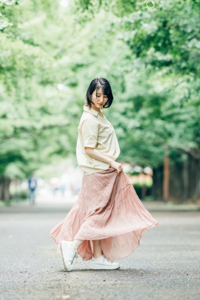 私服 黄色半袖トップスとピンクのふわふわスカート